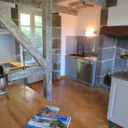 La Demeure De Cyr Saint-Chamant (Cantal)