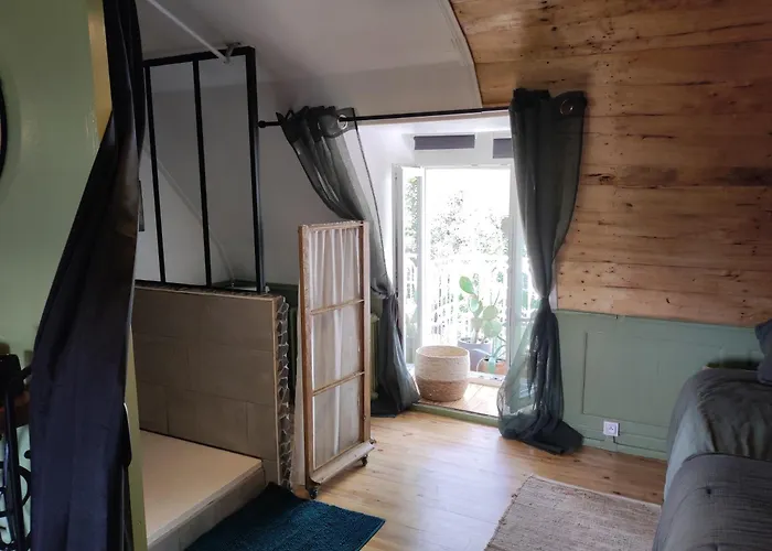 La Demeure De Cyr Saint-Chamant (Cantal)