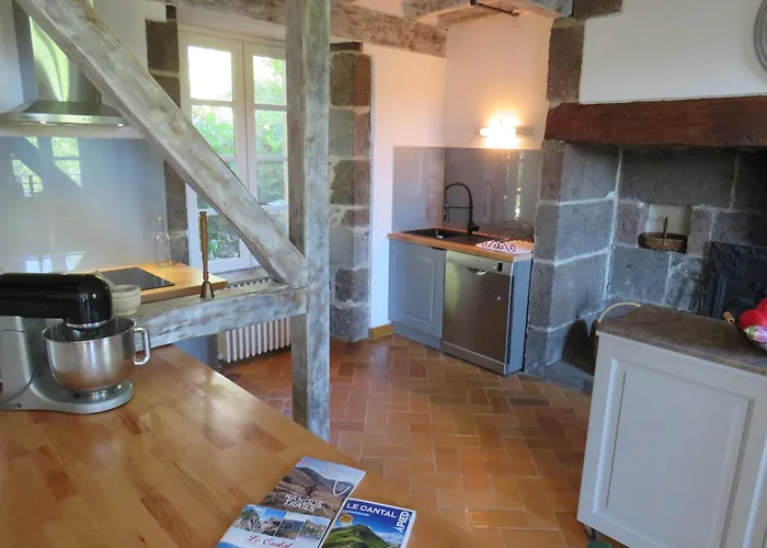 La Demeure De Cyr Saint-Chamant (Cantal)